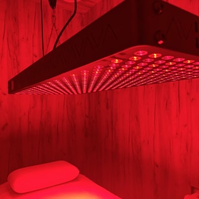 při nákupu červené permanentky , terapie červeným světlem zdarma